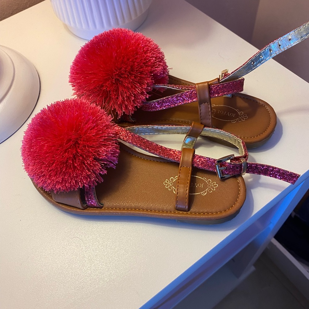 Joyfolie sparkle Pom Pom sandal! EUC!!